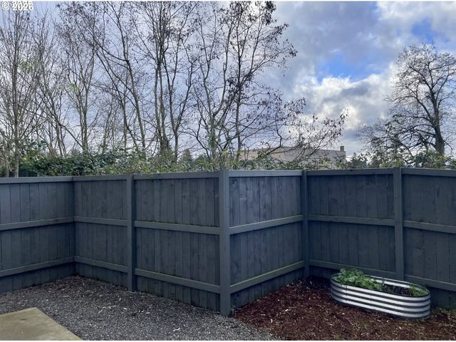 9023 Ne HOYT St, Portland, OR 97220