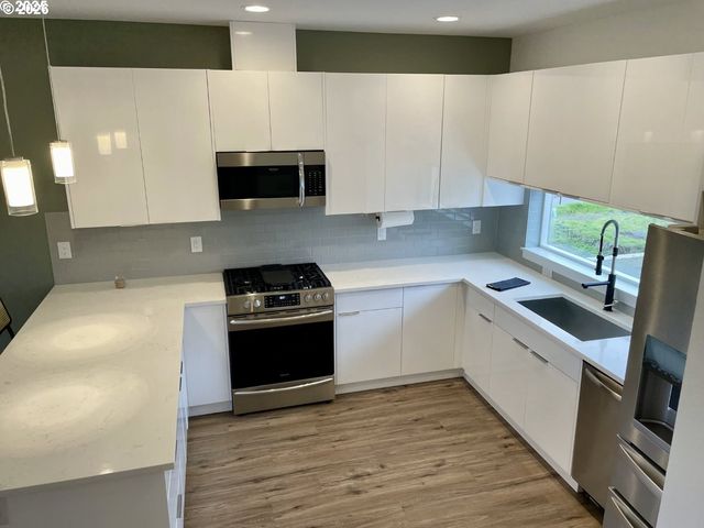 9023 Ne HOYT St, Portland, OR 97220