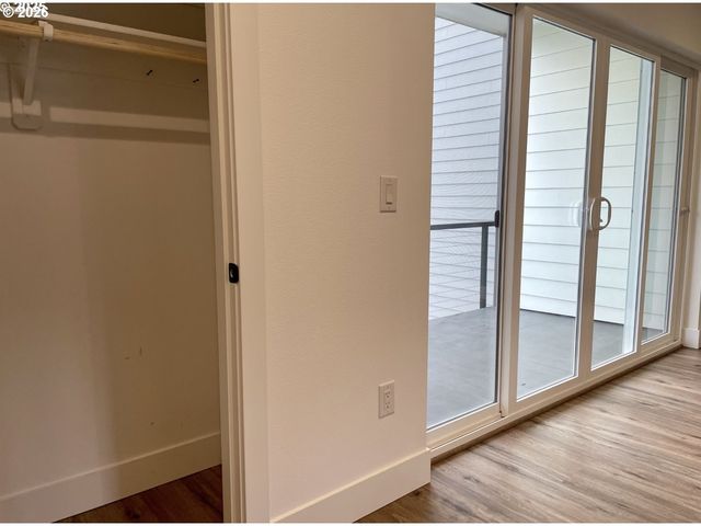 9023 Ne HOYT St, Portland, OR 97220