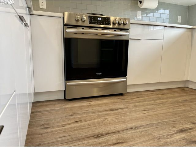 9023 Ne HOYT St, Portland, OR 97220