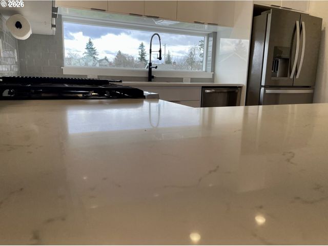 9023 Ne HOYT St, Portland, OR 97220