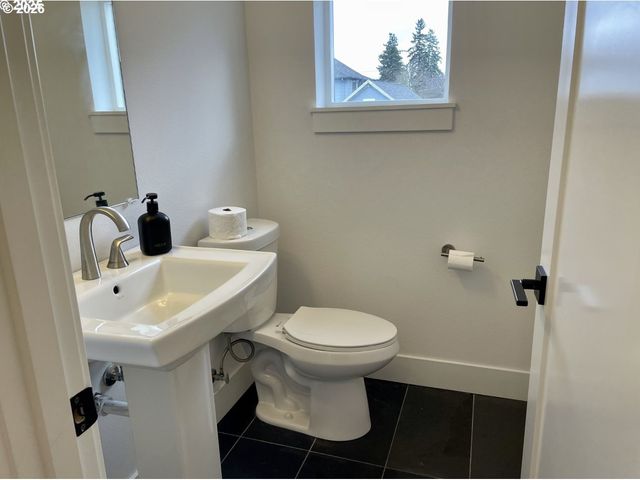 9023 Ne HOYT St, Portland, OR 97220