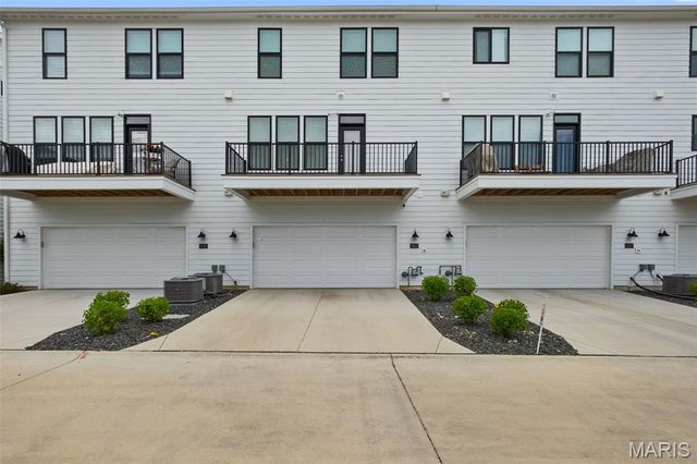 8933 Eager Road, St Louis, MO 63144