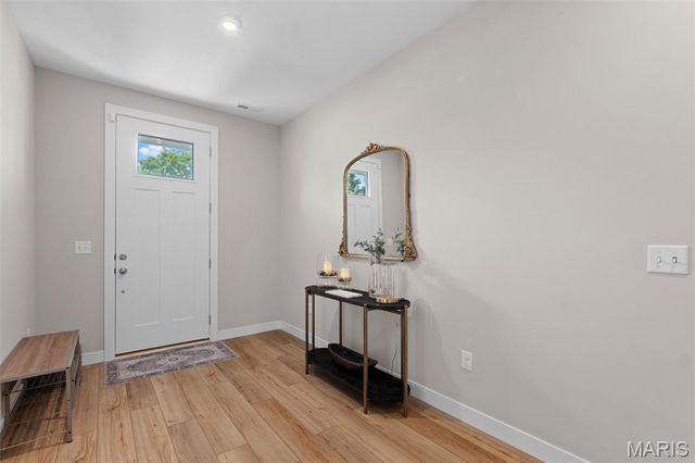 8933 Eager Road, St Louis, MO 63144