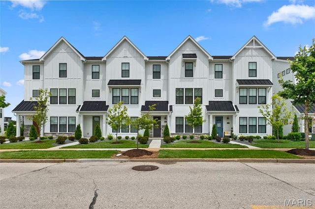 8933 Eager Road, St Louis, MO 63144