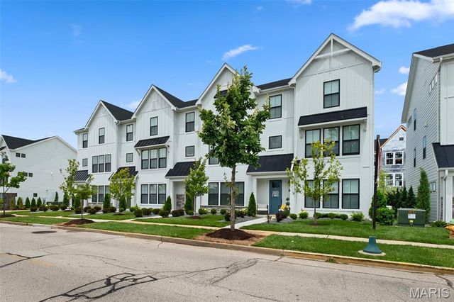 8933 Eager Road, St Louis, MO 63144
