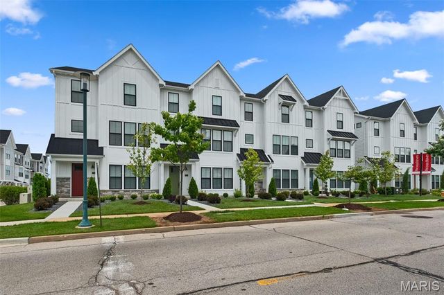 8933 Eager Road, St Louis, MO 63144