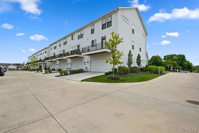 8933 Eager Road, St Louis, MO 63144