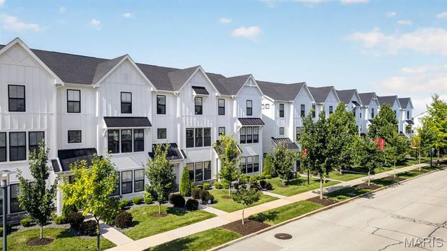 8933 Eager Road, St Louis, MO 63144