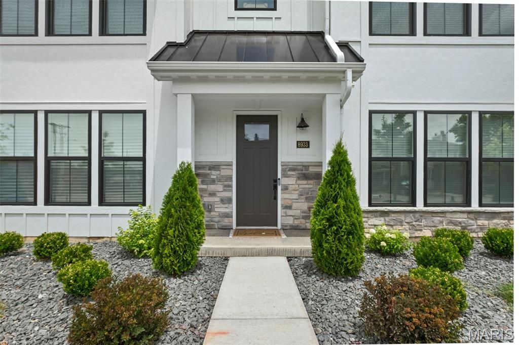 8933 Eager Road, St Louis, MO 63144
