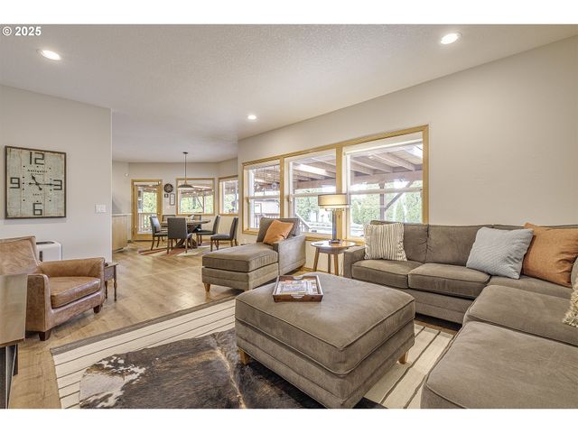 610 Ne SUNDANCE Ct, Hillsboro, OR 97124