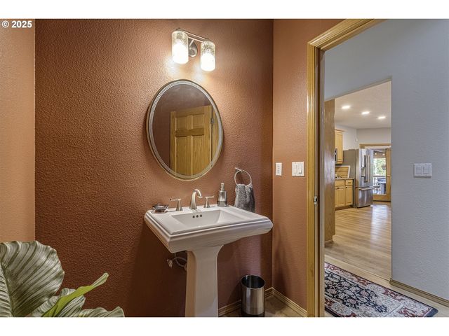 610 Ne SUNDANCE Ct, Hillsboro, OR 97124