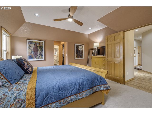 610 Ne SUNDANCE Ct, Hillsboro, OR 97124