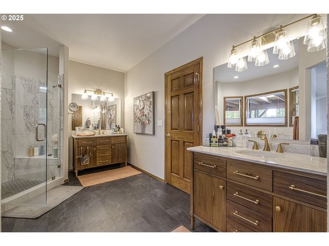 610 Ne SUNDANCE Ct, Hillsboro, OR 97124