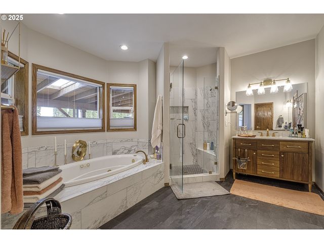 610 Ne SUNDANCE Ct, Hillsboro, OR 97124