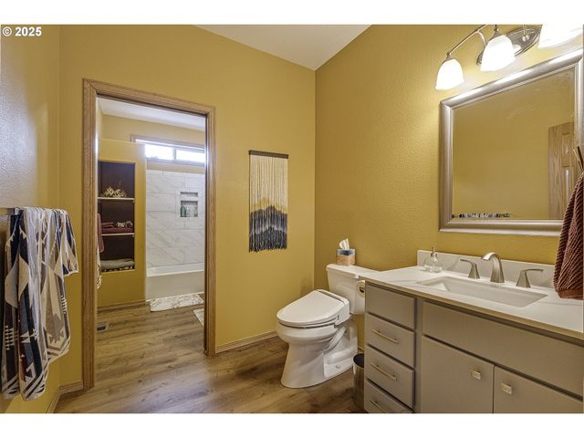 610 Ne SUNDANCE Ct, Hillsboro, OR 97124