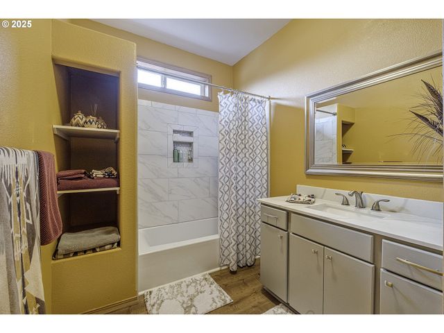 610 Ne SUNDANCE Ct, Hillsboro, OR 97124