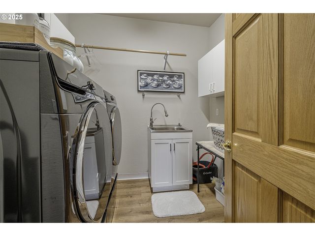 610 Ne SUNDANCE Ct, Hillsboro, OR 97124