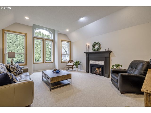 610 Ne SUNDANCE Ct, Hillsboro, OR 97124