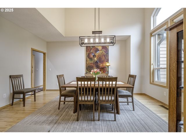 610 Ne SUNDANCE Ct, Hillsboro, OR 97124