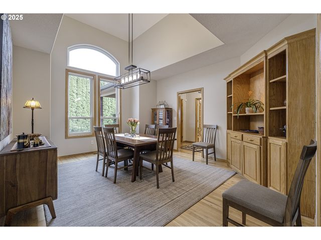 610 Ne SUNDANCE Ct, Hillsboro, OR 97124