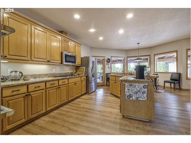 610 Ne SUNDANCE Ct, Hillsboro, OR 97124
