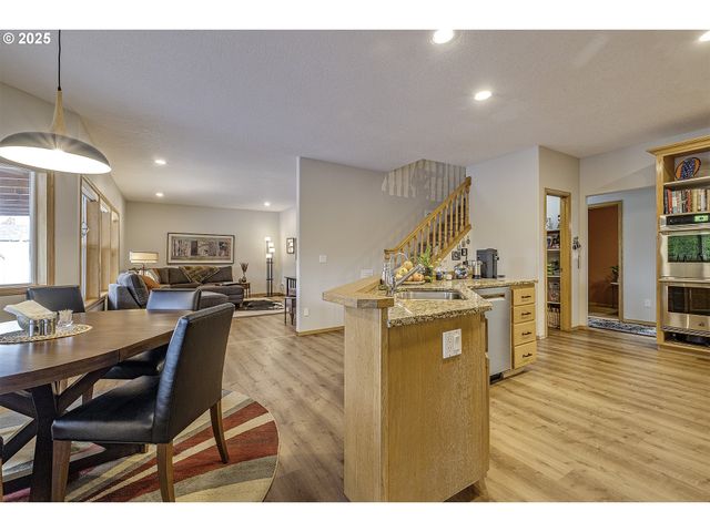 610 Ne SUNDANCE Ct, Hillsboro, OR 97124
