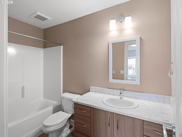 10845 E BURNSIDE St, Portland, OR 97216