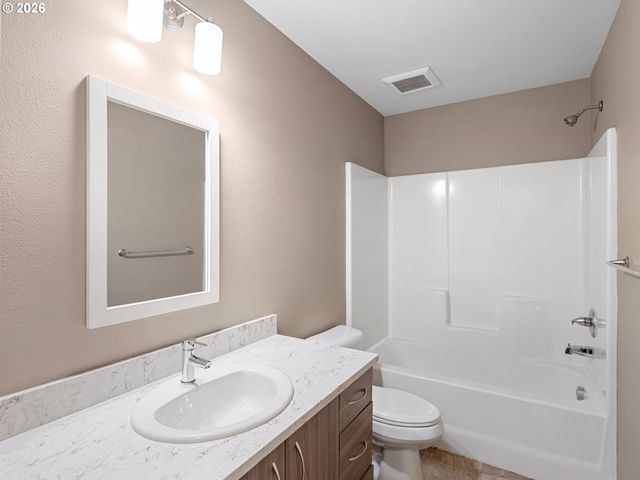 10845 E BURNSIDE St, Portland, OR 97216