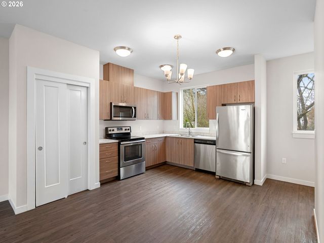 10845 E BURNSIDE St, Portland, OR 97216