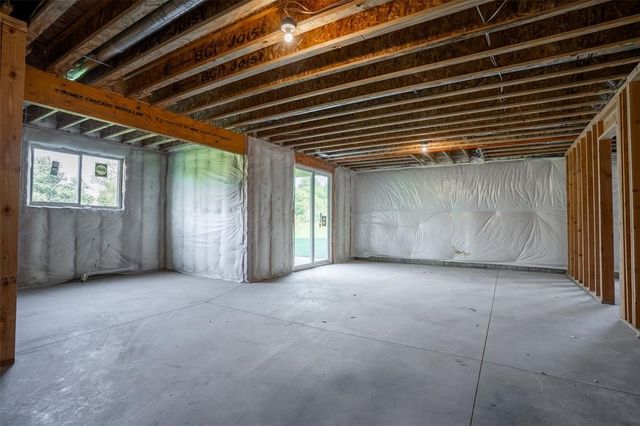 537 SE Walnut Woods Drive, West Des Moines, IA 50265