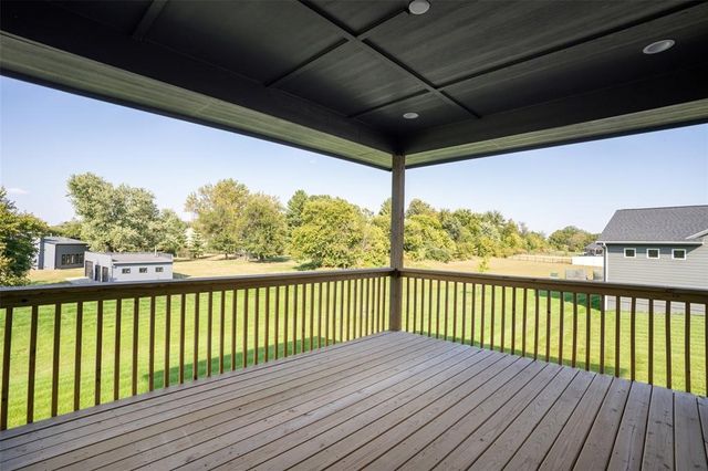 537 SE Walnut Woods Drive, West Des Moines, IA 50265
