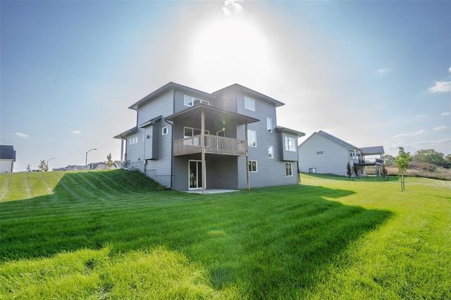 537 SE Walnut Woods Drive, West Des Moines, IA 50265