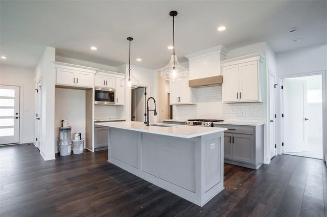 537 SE Walnut Woods Drive, West Des Moines, IA 50265
