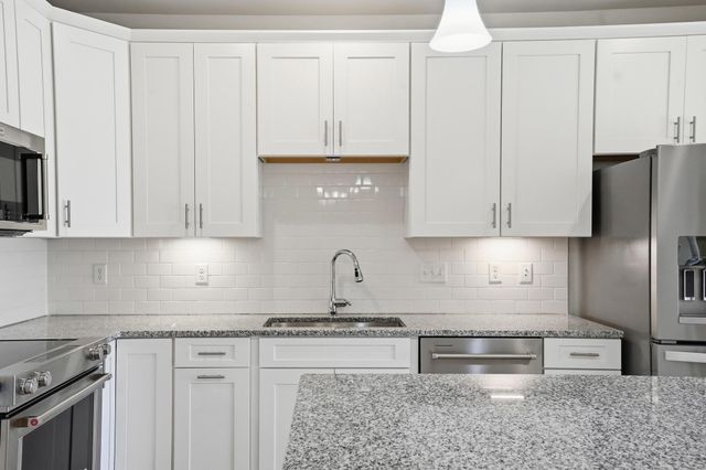 6 Overlook Dr 408, Andover, MA 01810