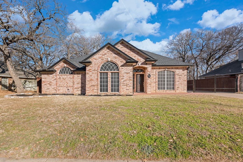 905 Evandale Road, Burleson, TX 76028
