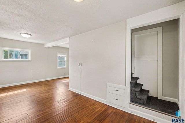 1305 E 12th St Street, Sioux Falls, SD 57103