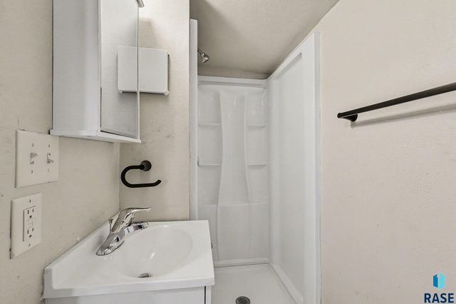 1305 E 12th St Street, Sioux Falls, SD 57103
