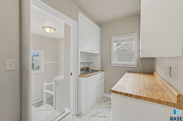 1305 E 12th St Street, Sioux Falls, SD 57103