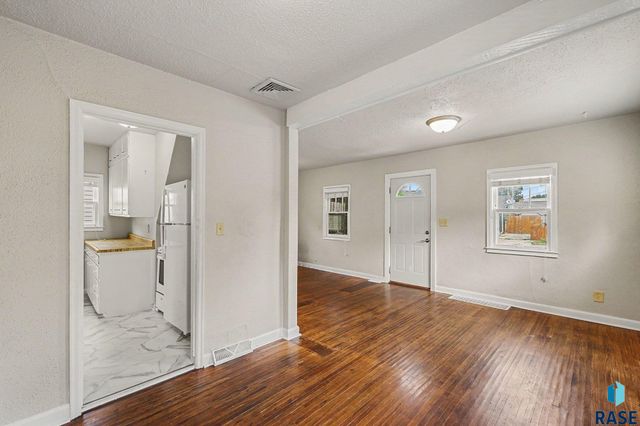 1305 E 12th St Street, Sioux Falls, SD 57103