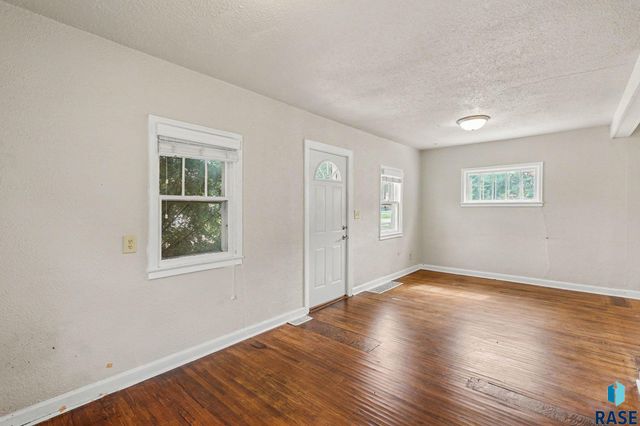 1305 E 12th St Street, Sioux Falls, SD 57103