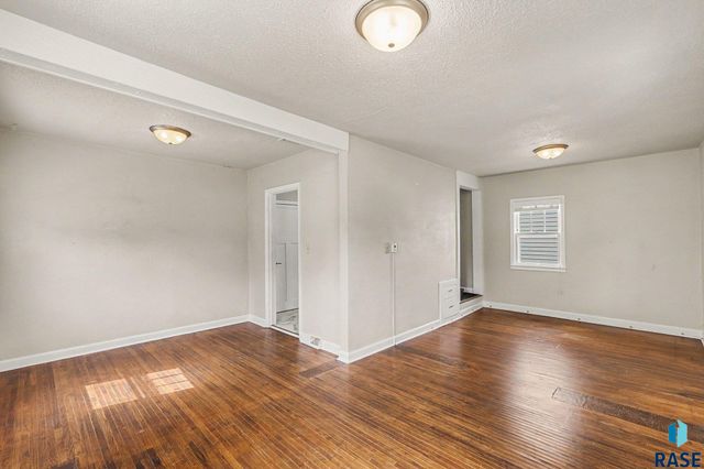 1305 E 12th St Street, Sioux Falls, SD 57103