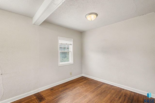 1305 E 12th St Street, Sioux Falls, SD 57103