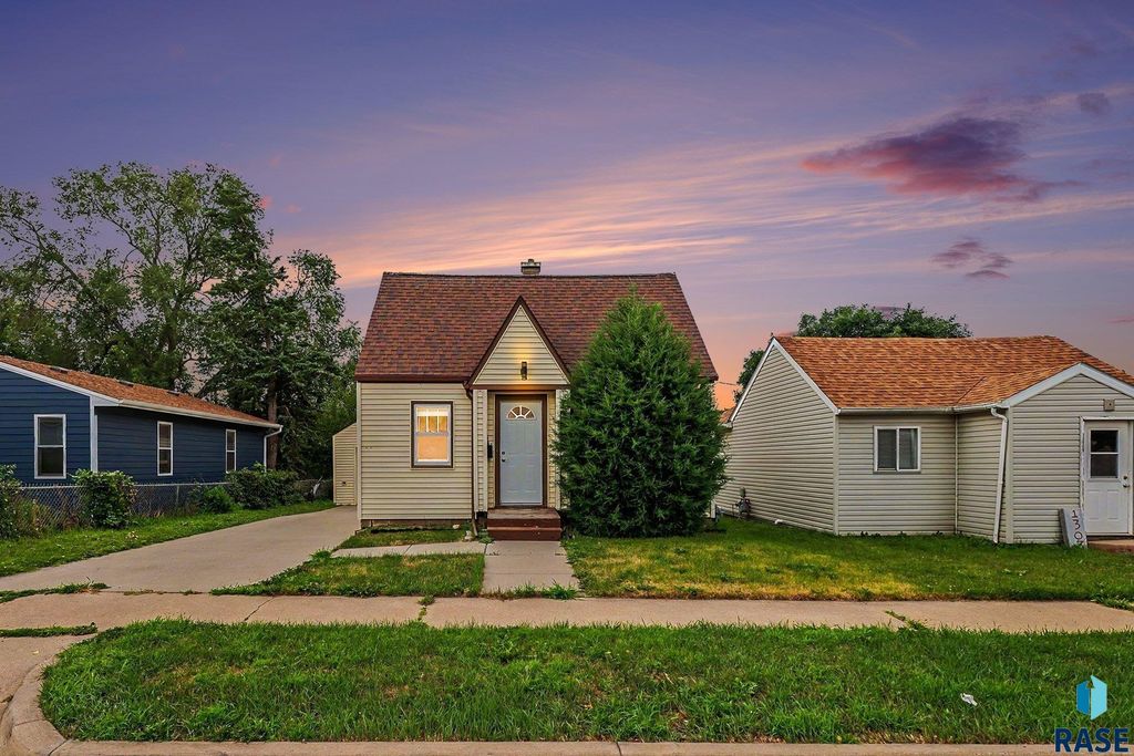 1305 E 12th St Street, Sioux Falls, SD 57103