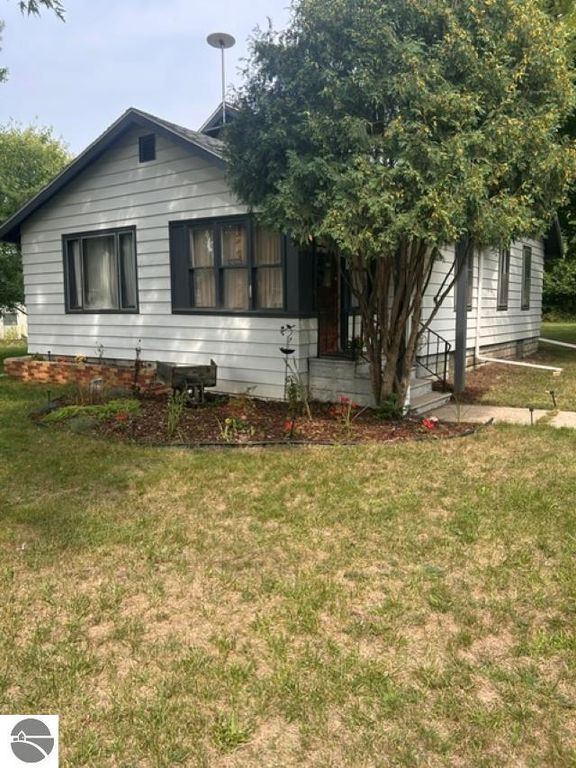 Image 1 of property listing at 321 S State Street, Alma, MI 48801