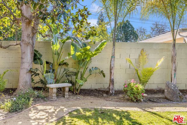 6050 Allott Avenue, Van Nuys (los Angeles), CA 91401