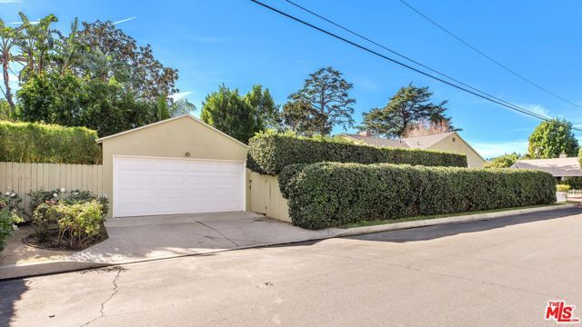 6050 Allott Avenue, Van Nuys (los Angeles), CA 91401