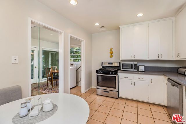 6050 Allott Avenue, Van Nuys (los Angeles), CA 91401