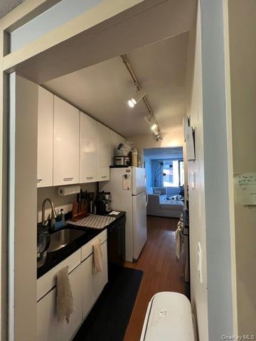4 Martine Avenue 221, White Plains, NY 10606