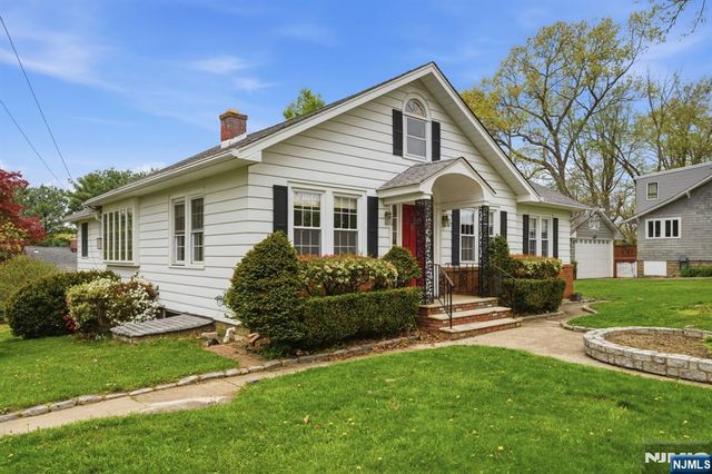 28 Sunset Road, Ringwood, NJ 07456